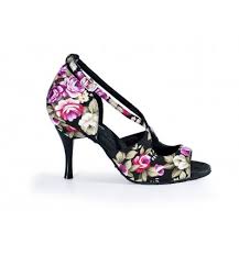 Tacones de dama floreados